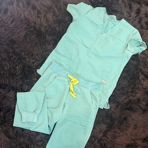Teal figs Scrub Set with Yellow Drawstring jogger small